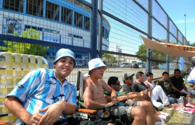 La locura de Racing: Acampan por una entrada
