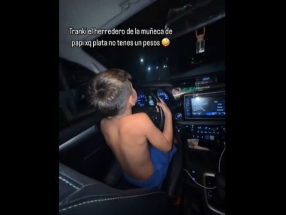 "Pegale una pisadita a ver qué onda": grabó a su hijo de 7 años manejando un auto en José C. Paz y lo publicó en redes