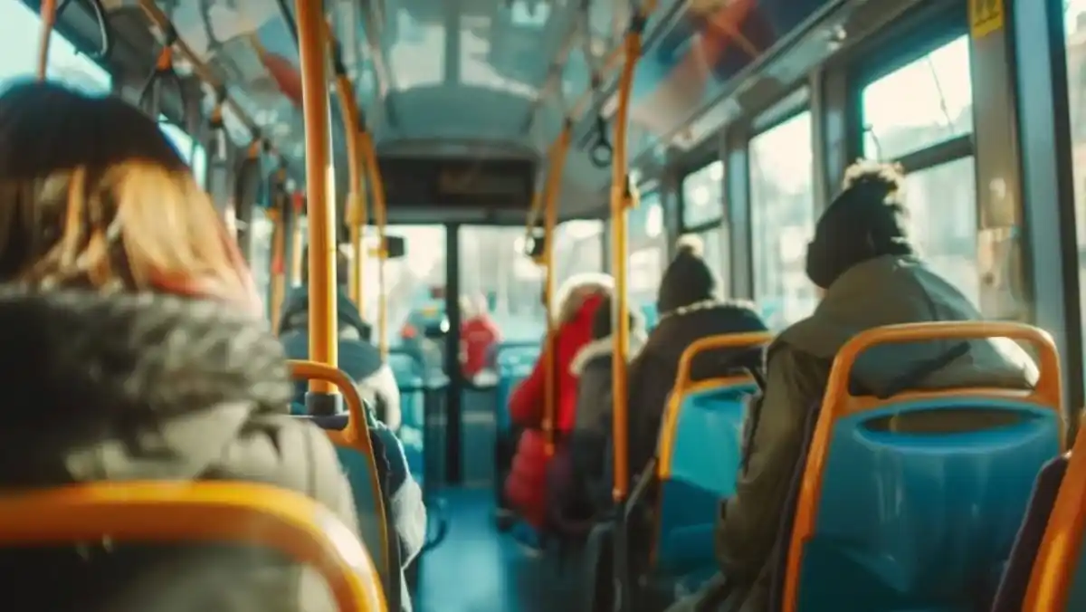 NO ES FICCIÓN: un conductor detuvo su autobús, discutió con dos pasajeros a bordo y los mató a tiros