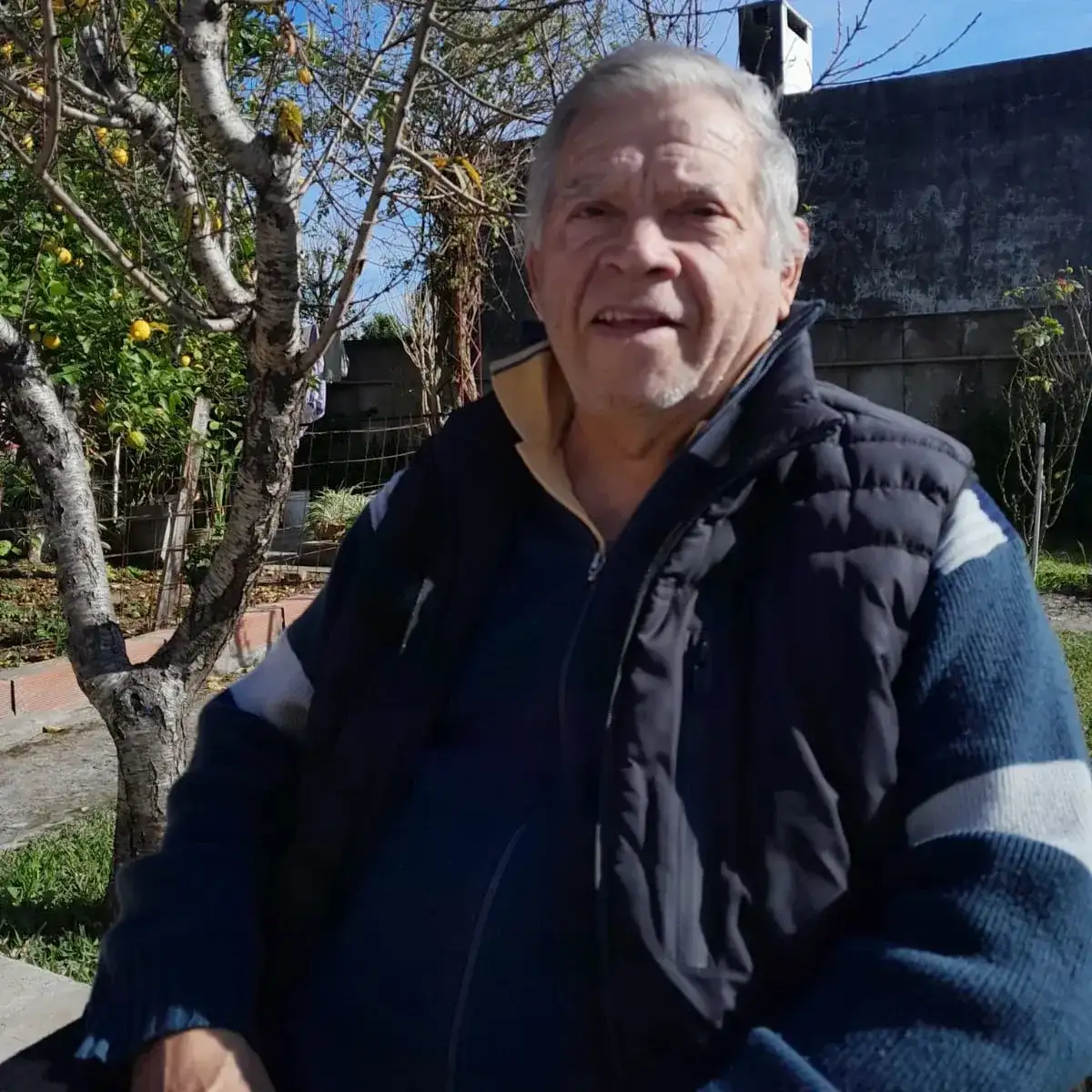 El autor nos recibió en su casa, que construyó con sus propias manos y que está emplazada detrás del templo donde profesa la fe Cristiana