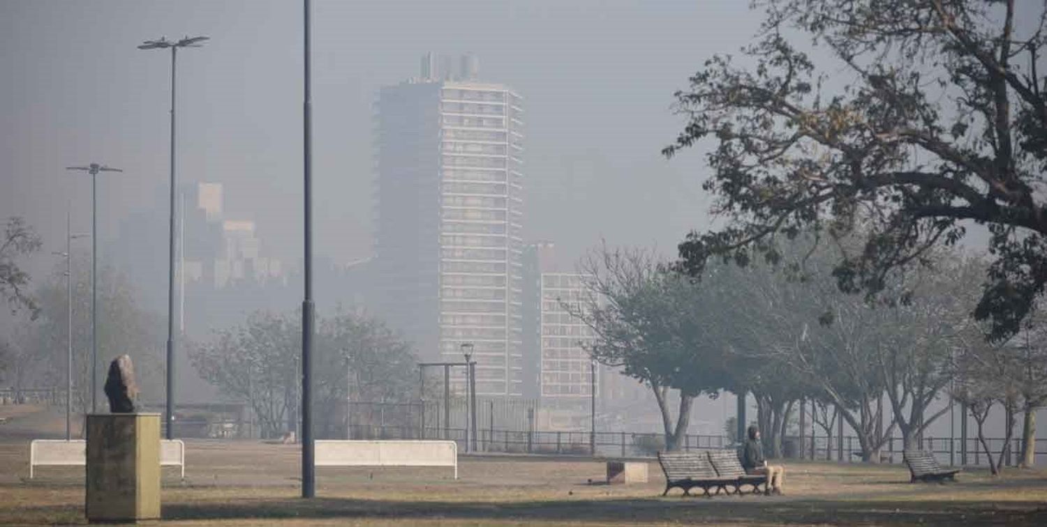 Tercer día consecutivo de humo en Rosario: sugieren cerrar puertas y ventanas