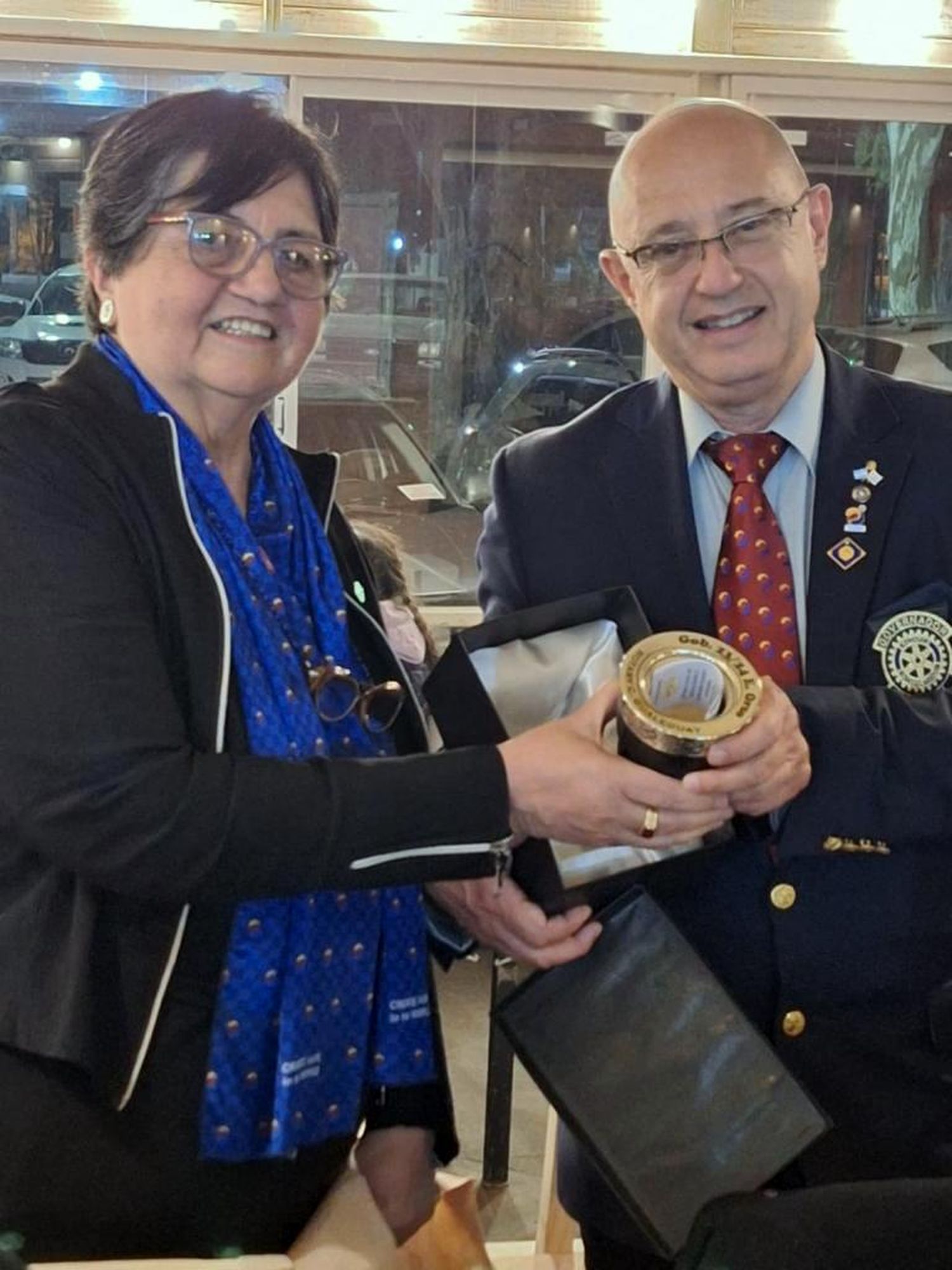 Elvira Duven con el Gobernador de Distrito, Sr. Eduardo Orso