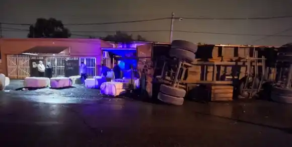 Un camión volcó en RN11, derribó cables y provocó el derrape de una motociclista