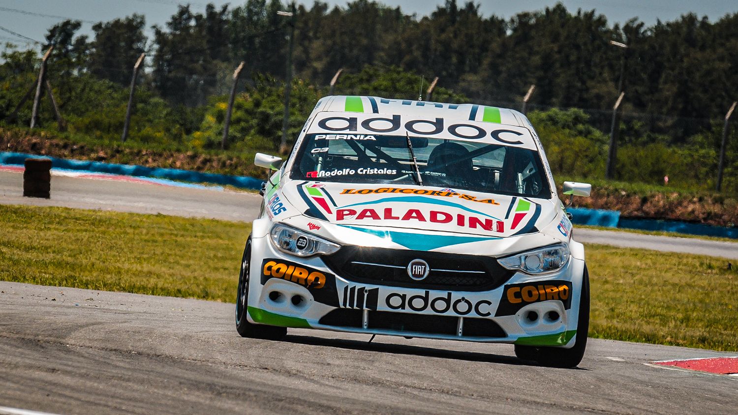 El Fiat Tipo de Mariano Pernía, ayer en Rosario. (Foto de www.apat.org.ar).