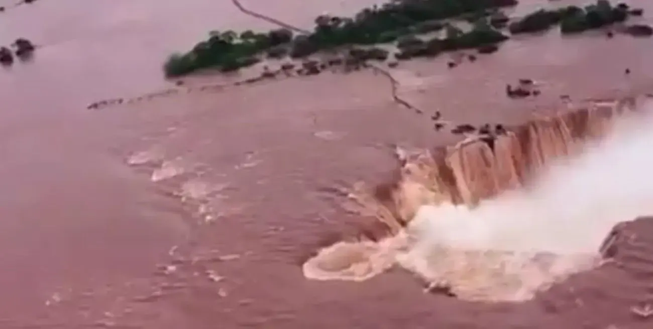 Cataratas del Iguazú: cerraron los paseos del lado argentino y brasileño por la crecida del río