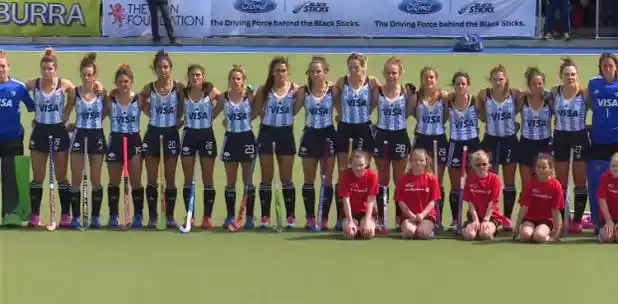 Formación de Las Leonas antes de comenzar el partido. 