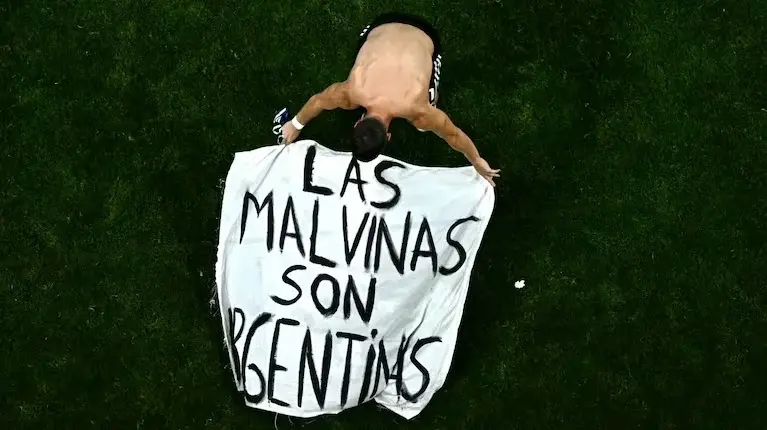 Islas Malvinas: los kelpers expresaron “decepción” por la bandera argentina y reclamaron sanciones ante la FIFA