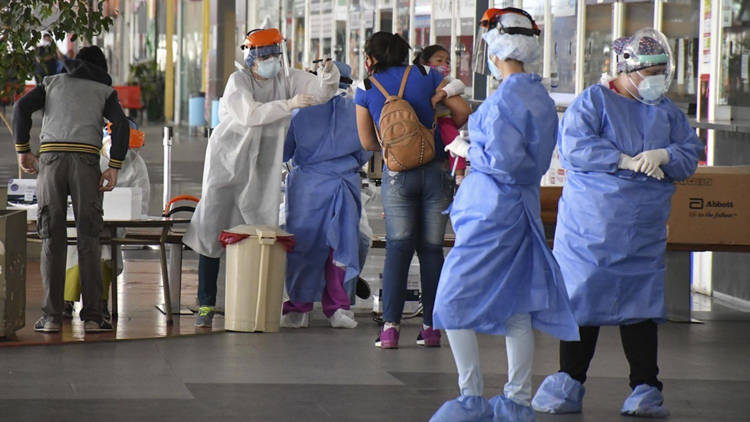 Reportaron 587 fallecimientos y más de 35 mil nuevos contagios en el país