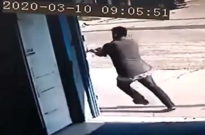 Detienen a dos policías por difundir el video del crimen de un comerciante chino