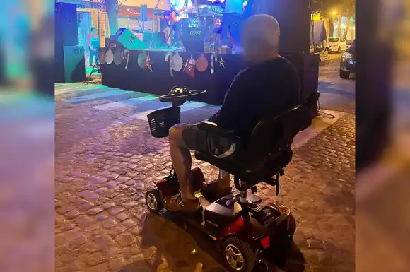 Un hombre con discapacidad fue víctima de un arrebato en pleno centro y ahora piden ayuda