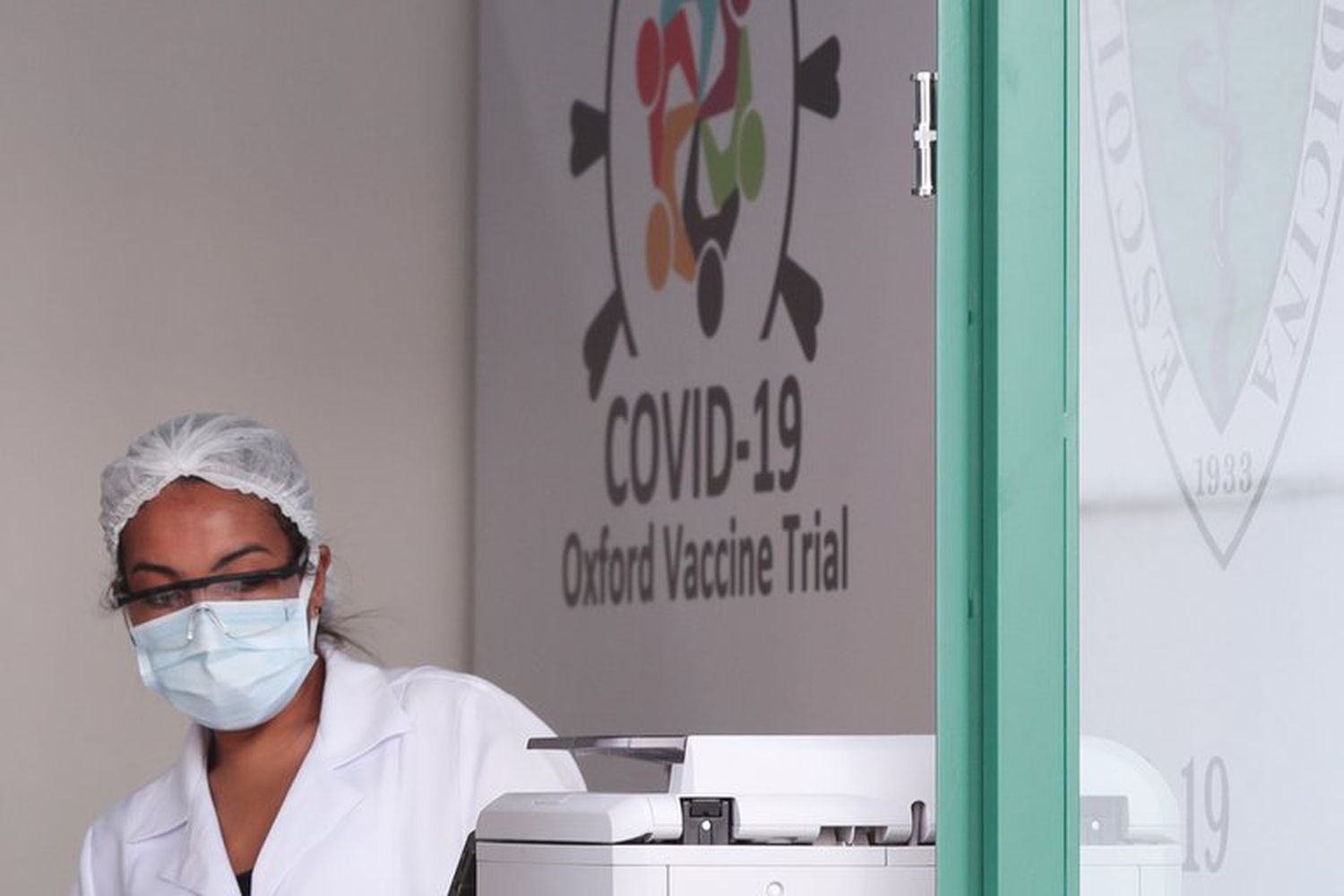 La vacuna contra el Covid-19 de la universidad de Oxford produjo una "doble defensa" contra el virus en su primera fase de testeo