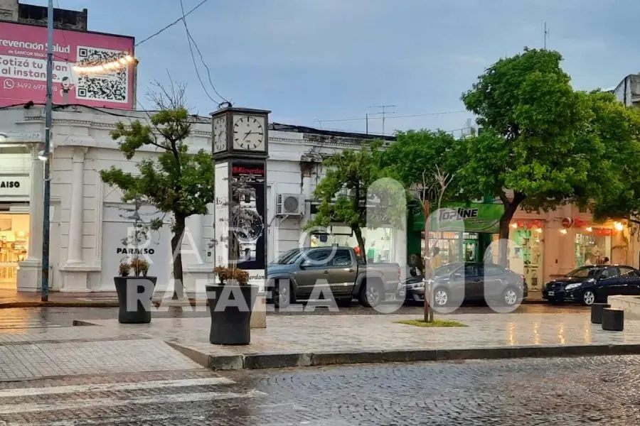 Era hora: Reemplazarán el viejo reloj ubicado en el primer cantero de Avenida Santa Fe