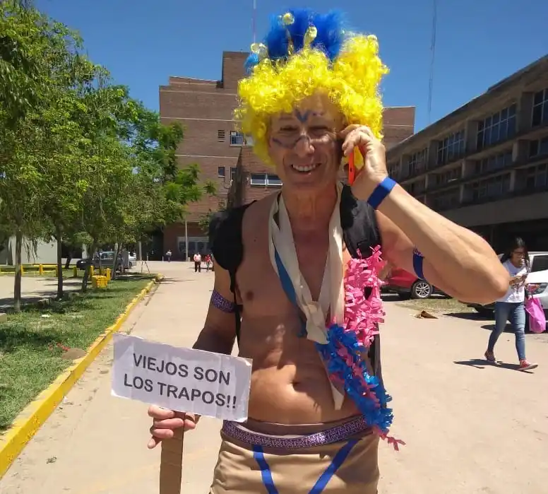 Tiene 67 años, es bioquímico y se recibió de médico