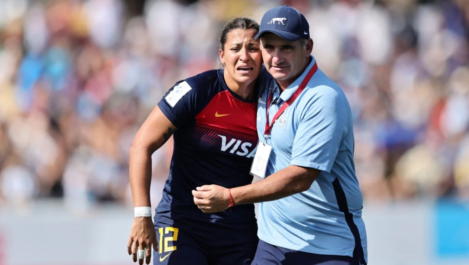 El consuelo del técnico Nahuel García para la jugadora Micaela Pallero. Foto: prensa UAR.