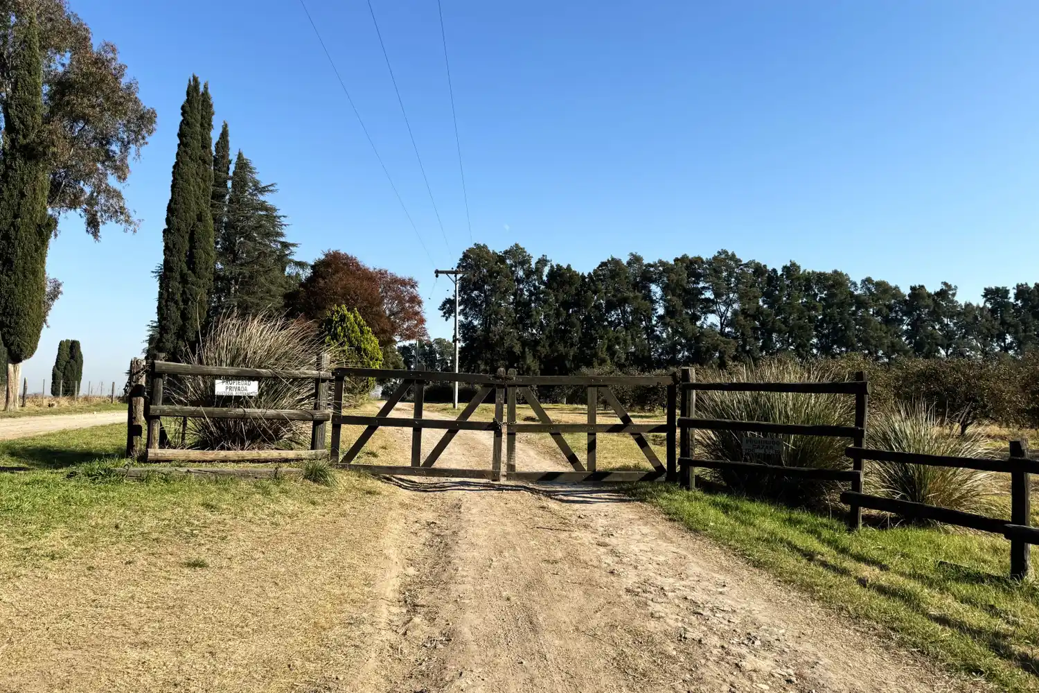 La entrada al campo donde Marcel fue hallado sin vida.