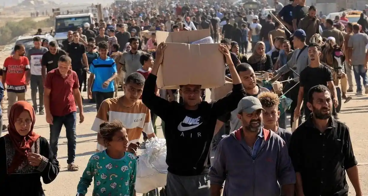 Cientos de palestinos en busca de ayuda humanitaria. Hatem Khaled/Reuters/DW