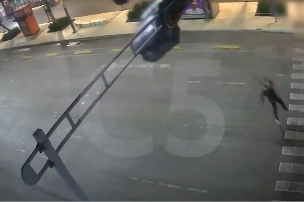 Paracaidista atrapado en un semáforo