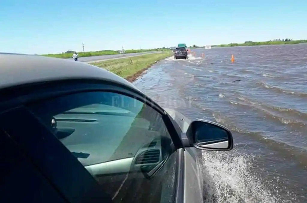 Corte total de la autopista Santa Fe-Rosario por presencia de agua sobre la calzada