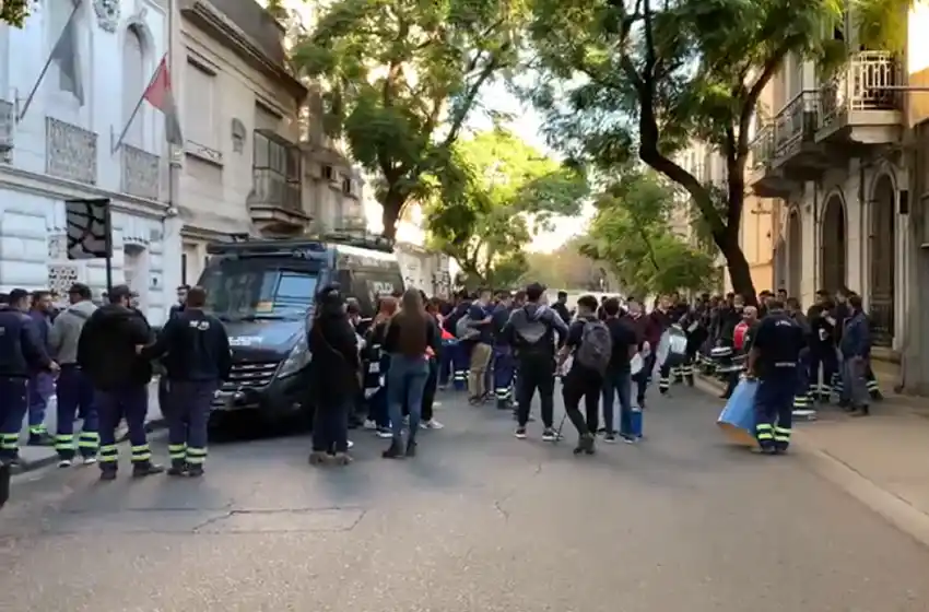 Afiliados de Obras Sanitarias cortaron la calle y defendieron a la actual conducción: «Es una comisión ejemplar»