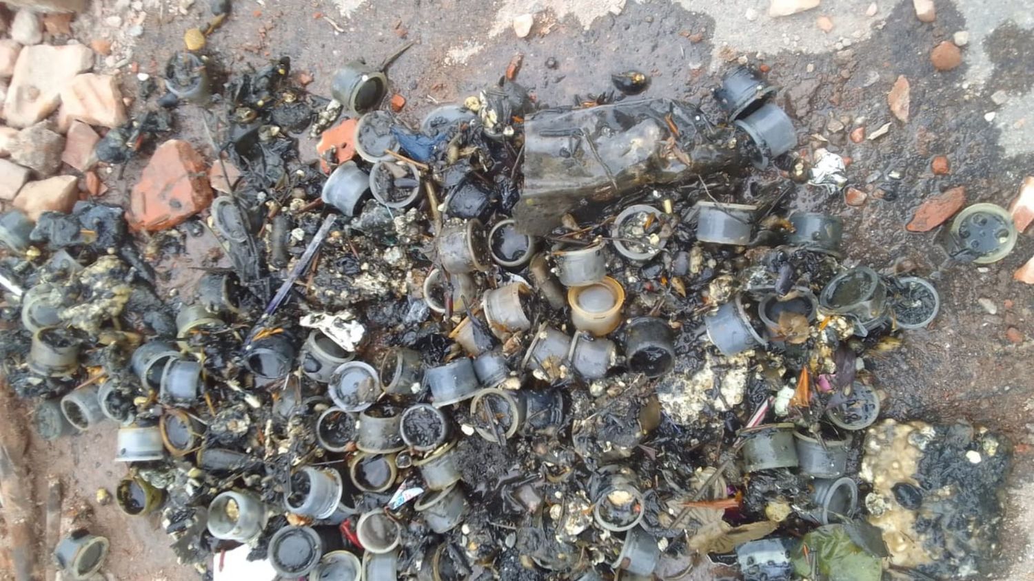 Tapas de envases observaron los vecinos del barrio, quienes consideran que sería el motivo de la obstrucción de la red cloacal.