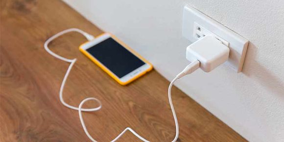 ¿Es bueno o malo dejar el celular cargando toda la noche?