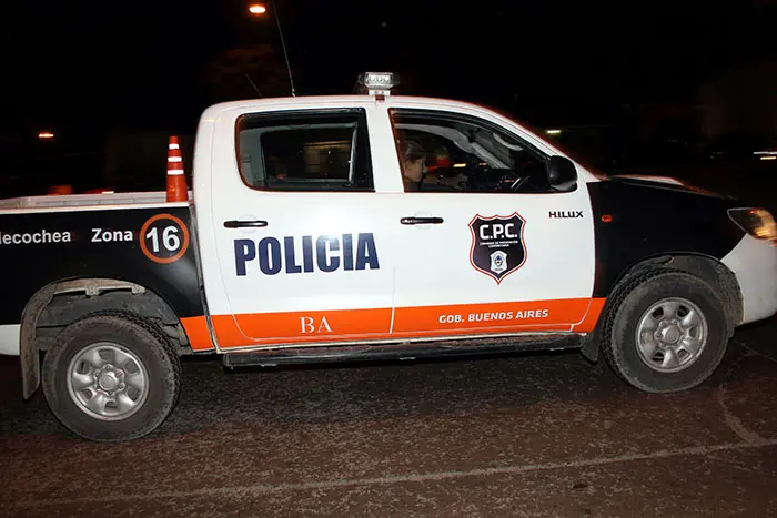 Chocó un auto con la moto, luego atacó a los policías que intervinieron