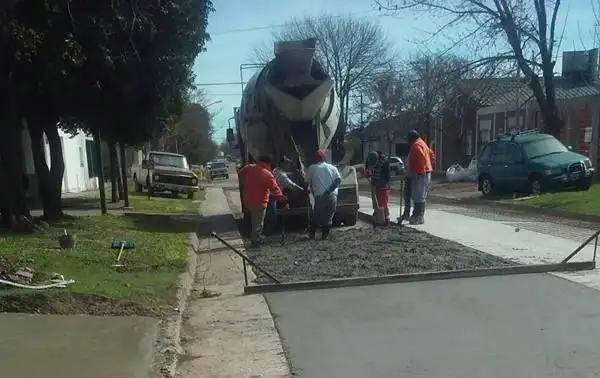 Larroque: Se realizan obras de pavimento y cordón cuneta