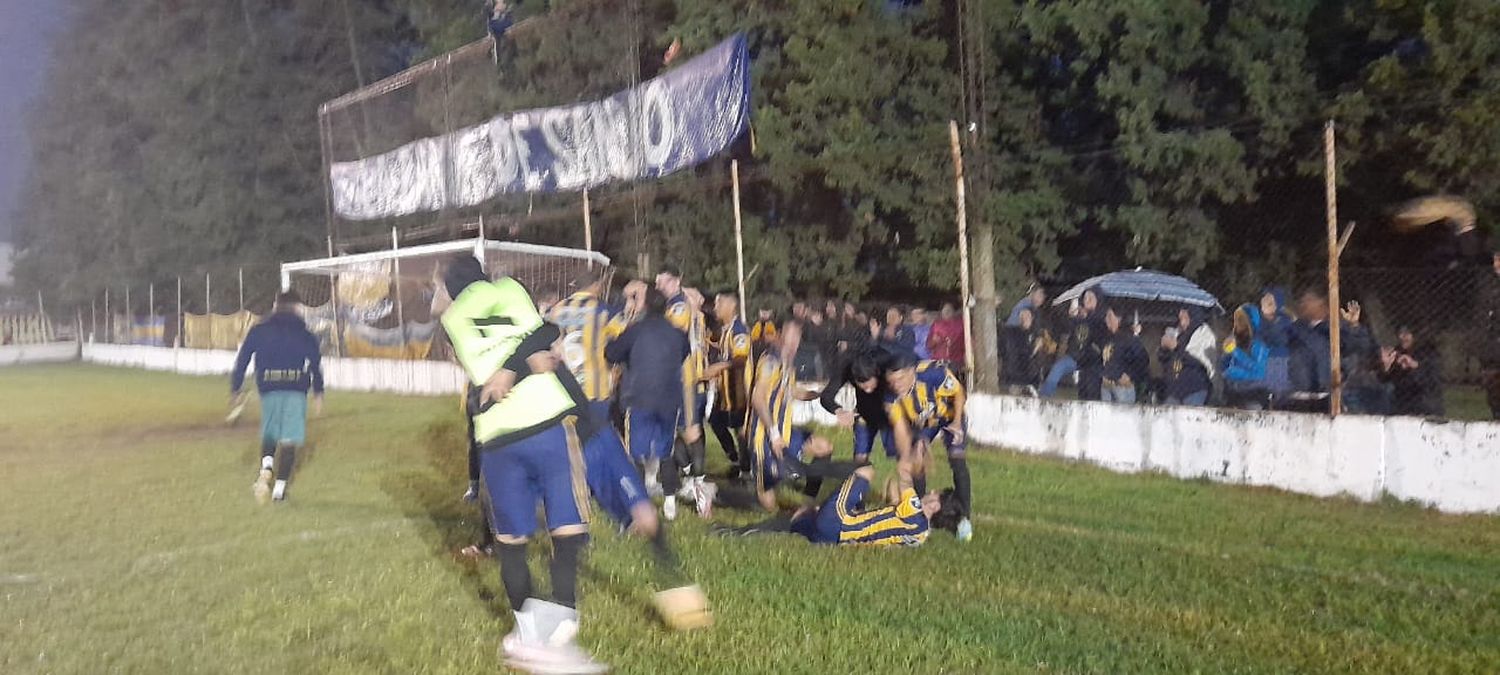 El festejo del equipo de San José junto al importante grupo de simpatizantes que acompañó al plantel. Tras empater 2-2 en el tiempo reglamentario, la visita se impuso en los penales por 4-2.