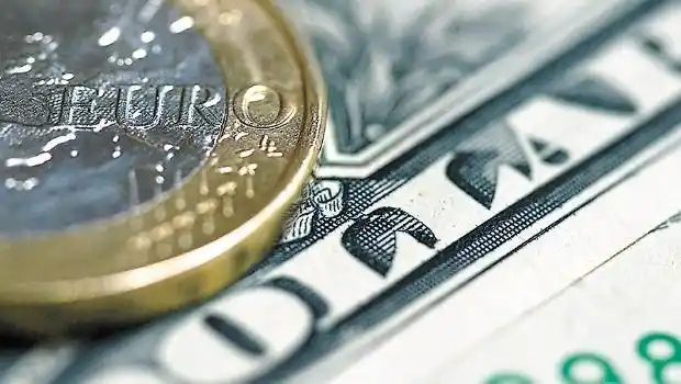 El dólar oficial subió tres centavos, marcó otro récord y se mantuvo por encima del blue