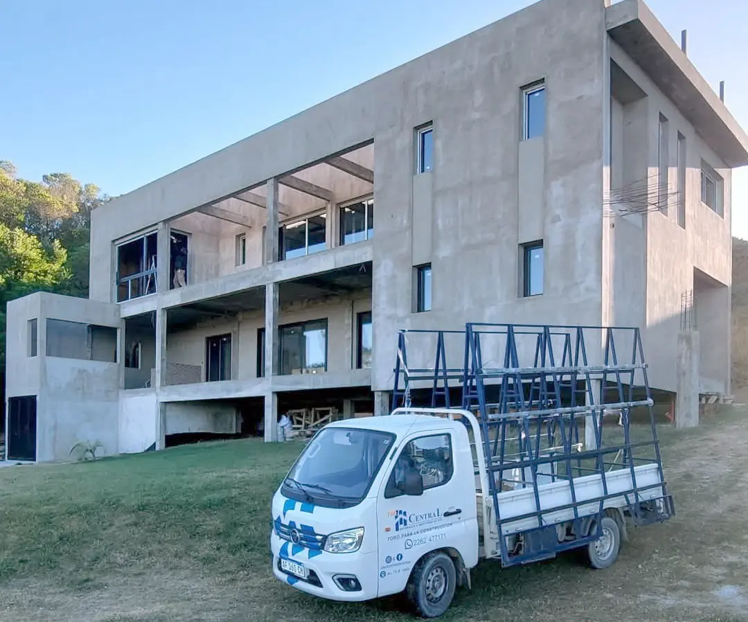 Grandes obras. En las casas de construcción, la mayor demanda es para edificaciones voluminosas.