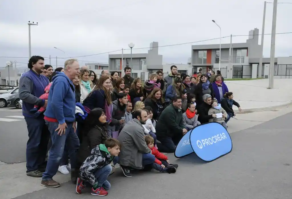 Adjudicatarios de Eleprint del Procrear recibieron las llaves de sus casas