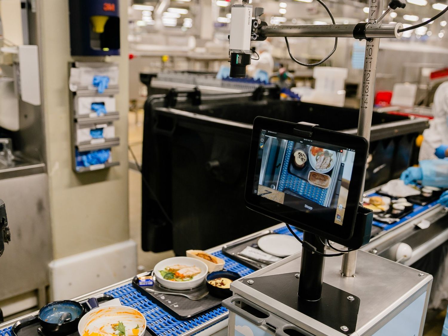 IA en la cocina: Lufthansa escanea lo que no comen los pasajeros para evitar desperdicios en el futuro