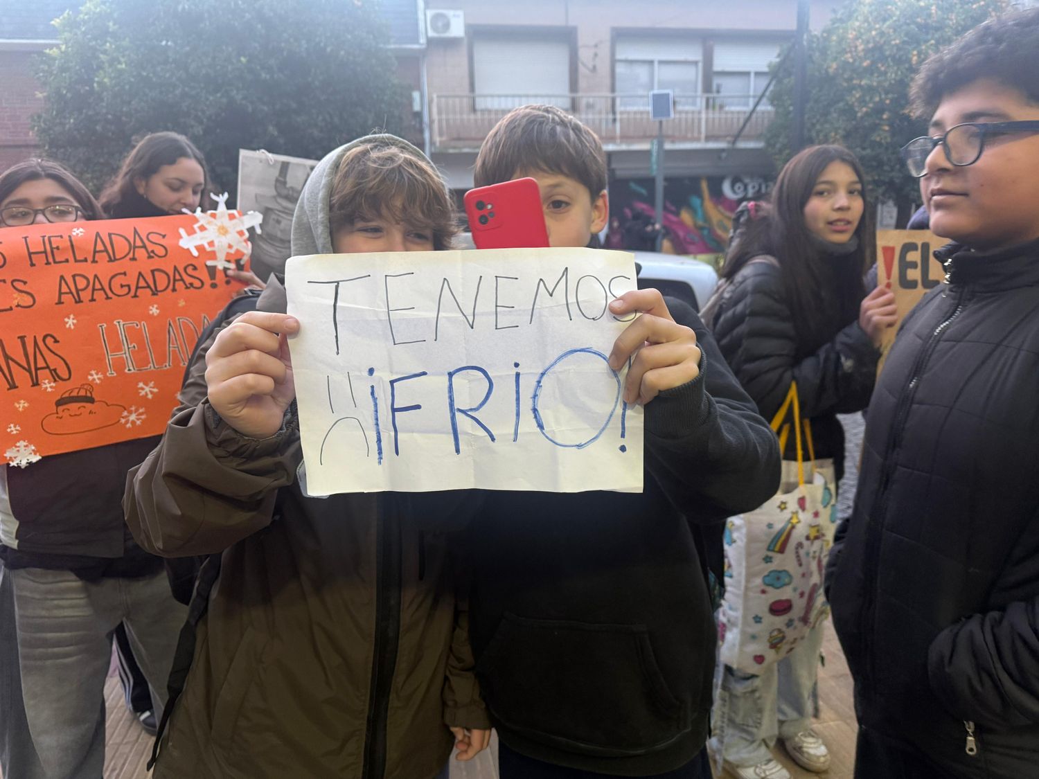 Con carteles y fotos de las calderas, alumnos de la Técnica 2 reclamaron calefacción