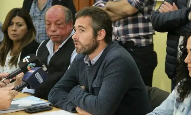 González, Urquijo y Achával, en la conferencia de prensa.