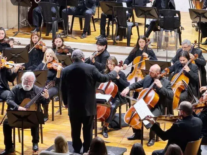 La Orquesta Sinfónica de Entre Ríos y el guitarrista Eduardo Isaac dieron un concierto en la Escuela Normal