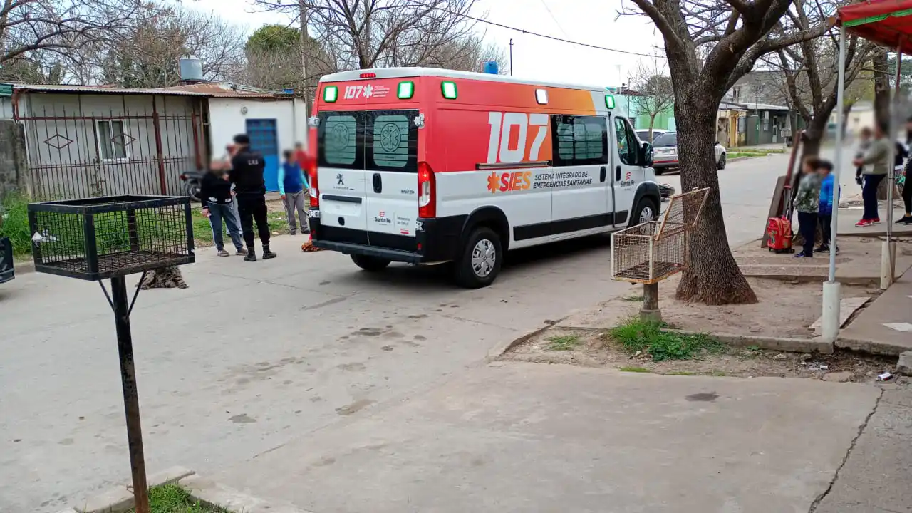 accidente mujer embestida barrio guemes ambulancia 107 calle poggi - 2