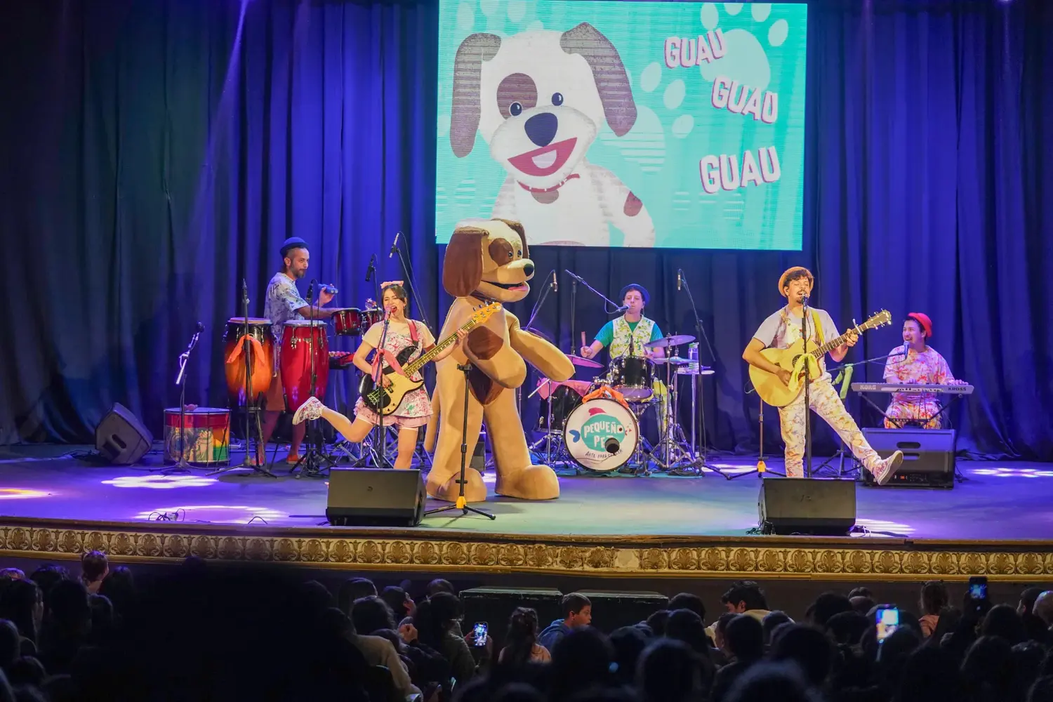 Pequeño Pez hizo cantar y bailar al Cine Teatro París