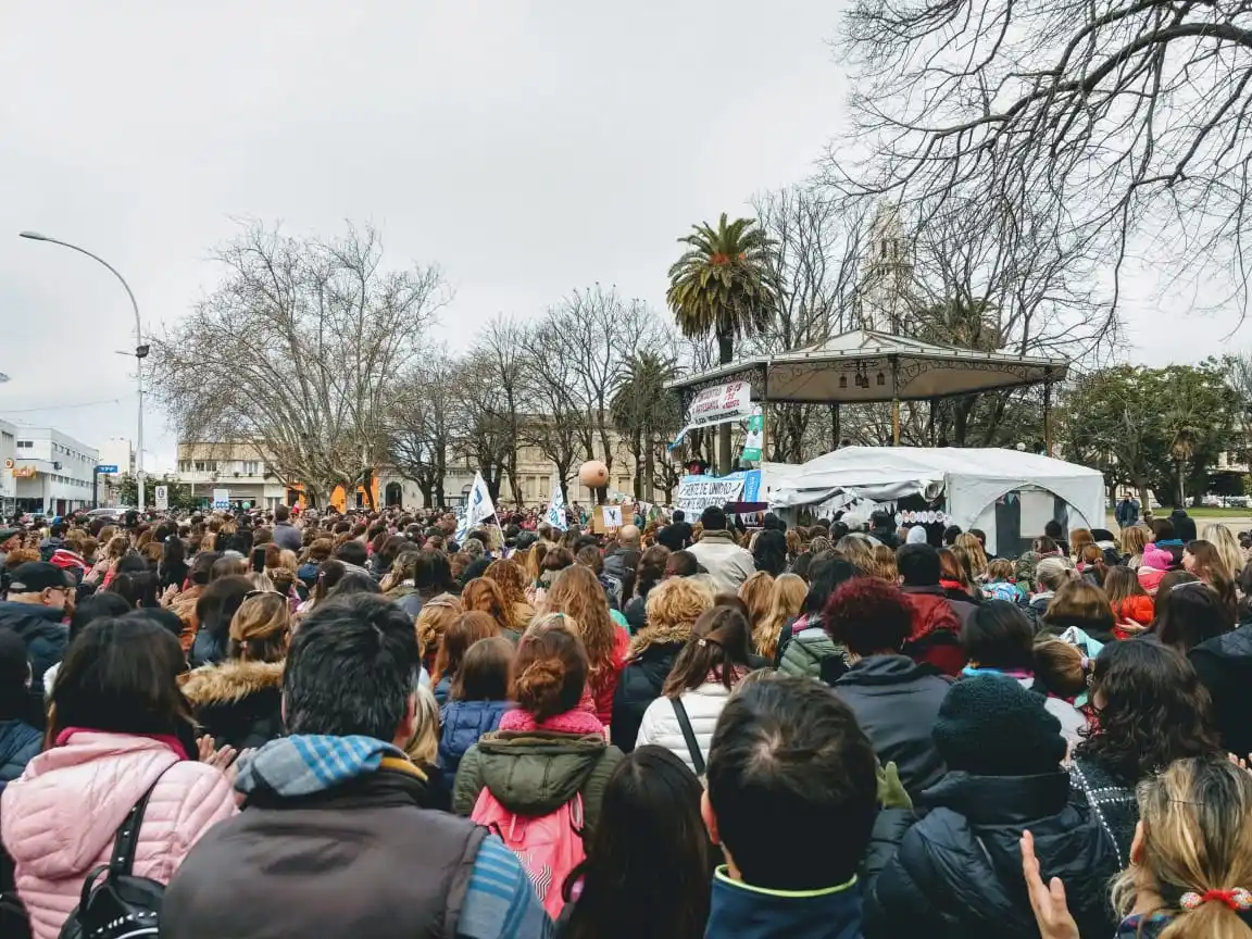 Docentes y alumnos realizaron marcha en la ciudad en el marco de jornada de protesta