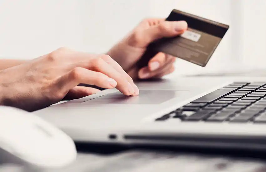 Suba del impuesto sobre gastos en dólares en el exterior: «El fin es evitar que la gente viaje», evaluó un consultor tributario