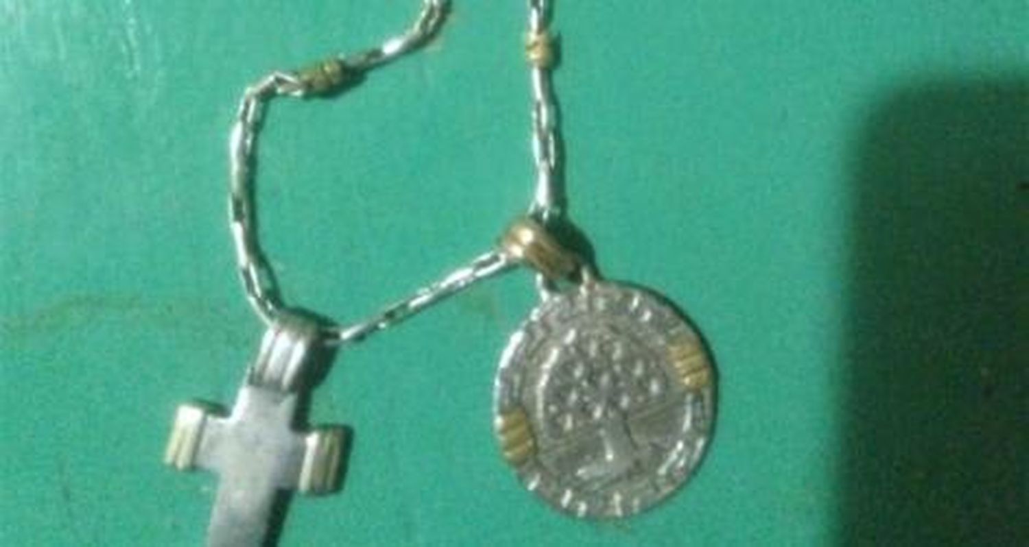 Encontró cadena con cruz y medalla
