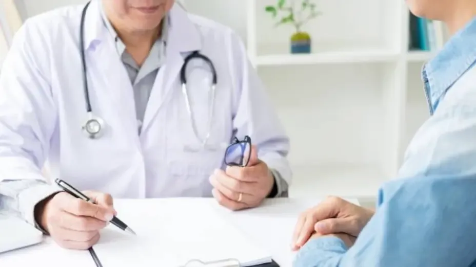 Un senador libertario dice que insistirán en cambiar las licencias por enfermedad