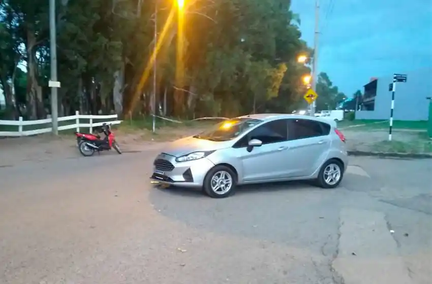 Dos mujeres se llevaron la peor parte: las chocó un auto en el barrio Alfar