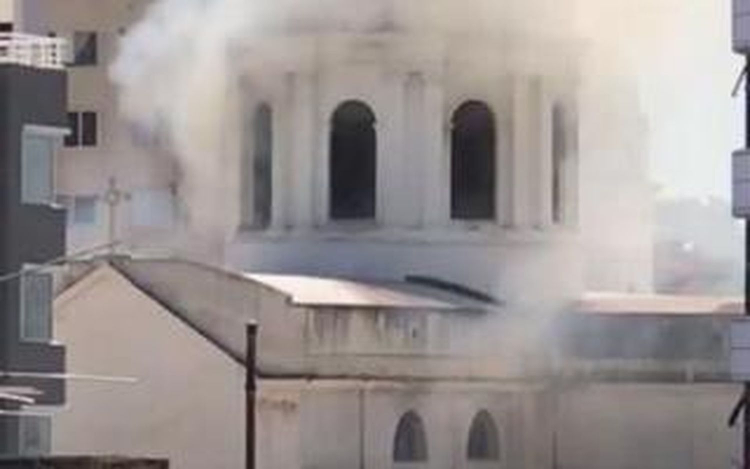 Se incendia la catedral de San Nicolás y temen derrumbe