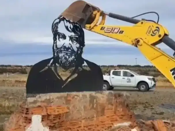 Vialidad Nacional removió un monumento de Osvaldo Bayer en Santa Cruz - FOTO: Captura de video