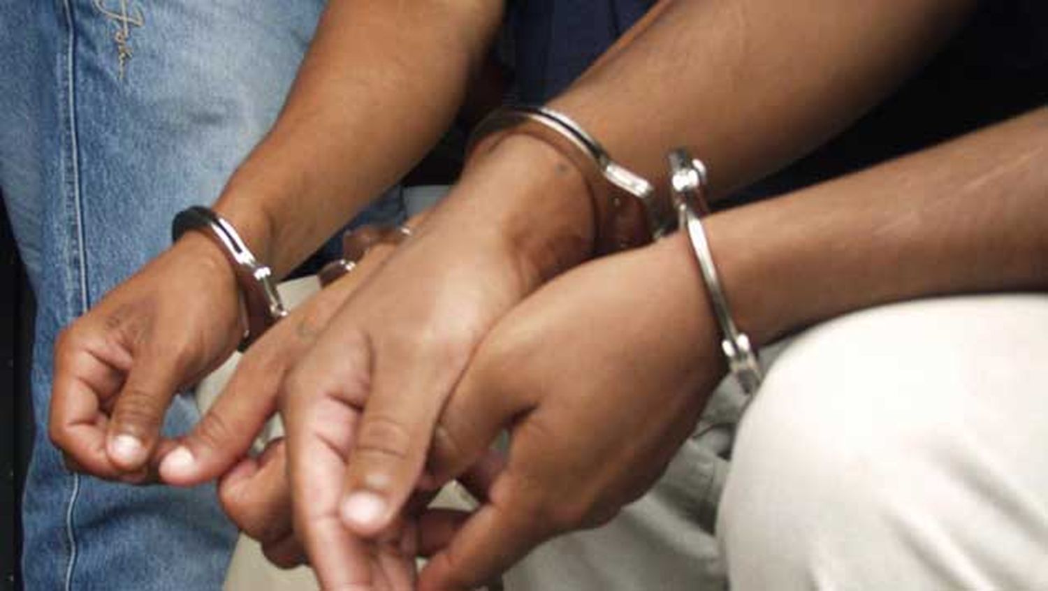 CAPTURADOS: pretendían vender un arma por Internet