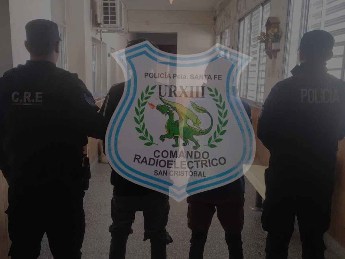 Dos jóvenes dañaron las vidrieras de locales y pelearon con la policía: terminaron en comisaría