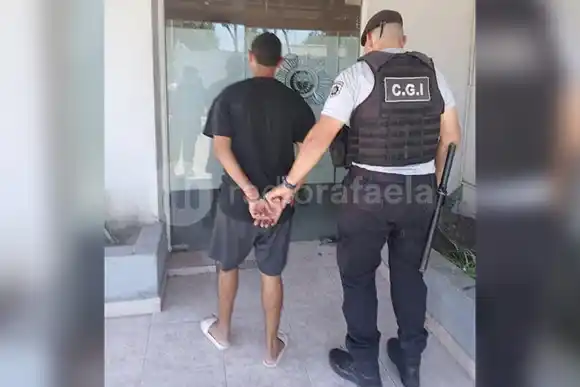 Amenazó a su madre con un cuchillo en el cuello y agarró a su padre a las “piñas”