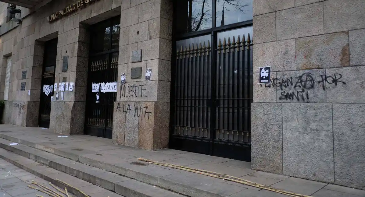 Costará más de $100 mil limpiar las pintadas por Santiago Maldonado