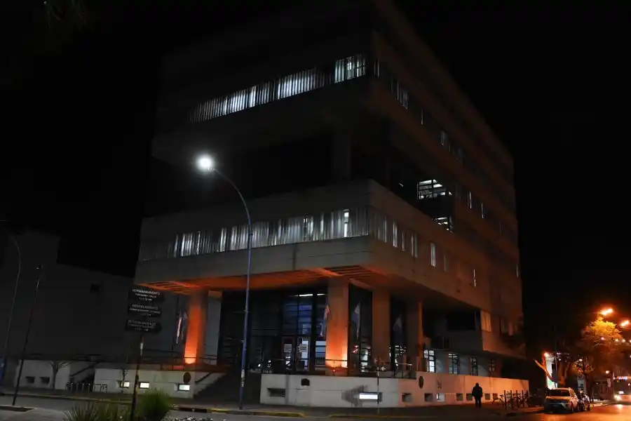 La Municipalidad se iluminó de anaranjado para concientizar sobre el TDAH
