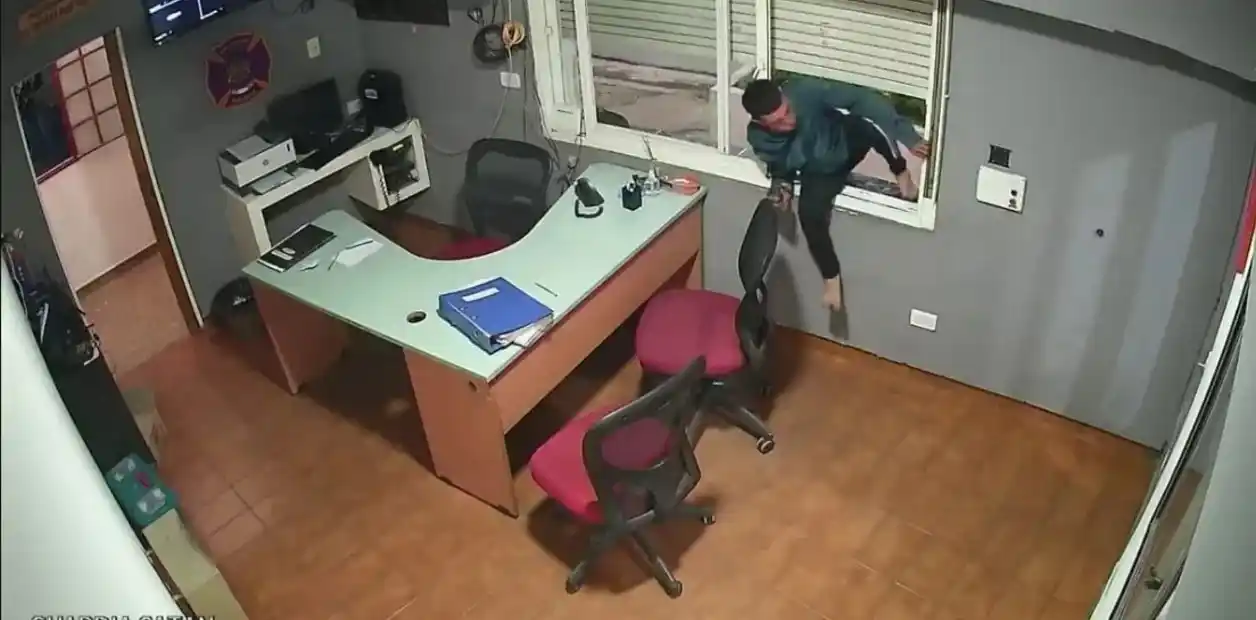 Apareció lo que robó el Papá Noel armado que en Navidad ingresó al cuartel de Bomberos de Catán: "La zona está picante"
